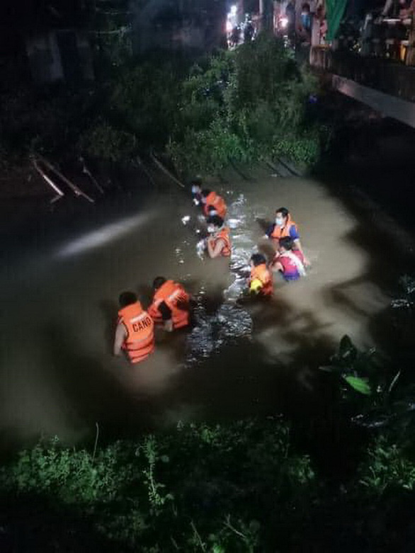 Phú Yên- Bình Định: 7 người chết do lũ, hàng chục ngàn nhà dân vẫn còn ngập lụt - Ảnh 4.