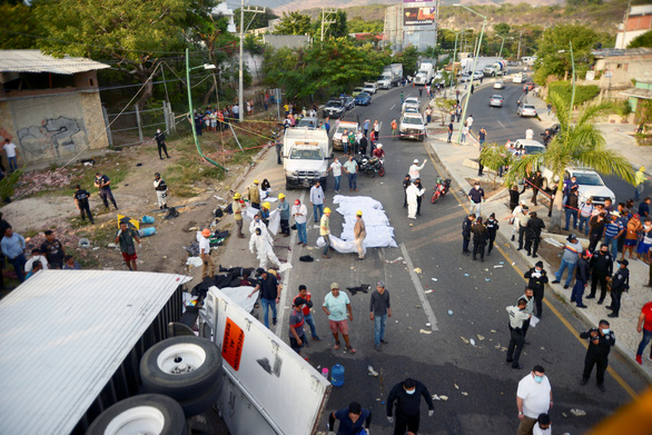 Xe tải chở người di cư bất hợp pháp bị lật ở Mexico, 49 người chết, 40 bị thương - Ảnh 1.