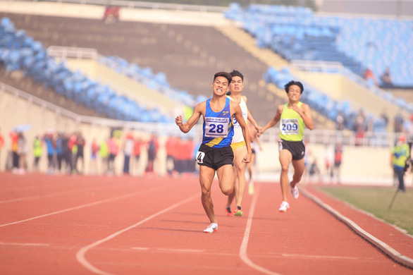 Trần Văn Đảng, Nguyễn Thị Oanh thống trị đường đua 1.500m - Ảnh 1.