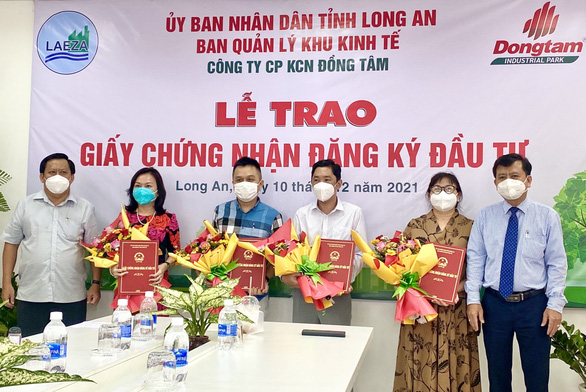 Long An trao giấy đầu tư thêm 4 dự án, dẫn đầu cả nước về thu hút FDI năm 2021