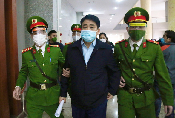 Cựu chủ tịch Hà Nội Nguyễn Đức Chung ra tòa sáng nay - Ảnh 1.