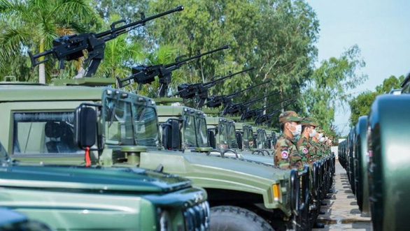 In risposta al divieto, il signor Hun Sen ha ordinato la distruzione delle armi americane nell’esercito