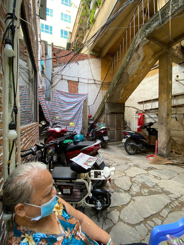 Chuyện đời ở những chung cư xưa cũ - Kỳ 1: Chung cư 130 tuổi ở phố tài chính Sài Gòn - Ảnh 2.