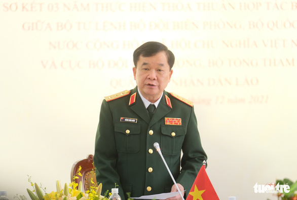 Lãnh đạo cấp cao quân đội Việt - Lào gặp nhau tại cửa khẩu Lao Bảo, nhấn mạnh hợp tác chống tội phạm - Ảnh 2.