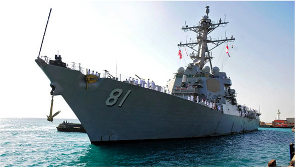 Hải quân Mỹ sa thải chỉ huy tàu chiến vì không tiêm ngừa COVID-19 - Ảnh 1.