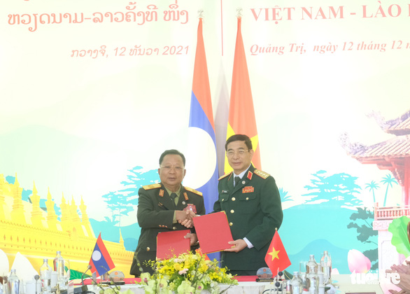 Ký kết Nghị định thư hợp tác cứu hộ, cứu nạn, kế hoạch hợp tác quốc phòng Việt - Lào 2022 - Ảnh 1.
