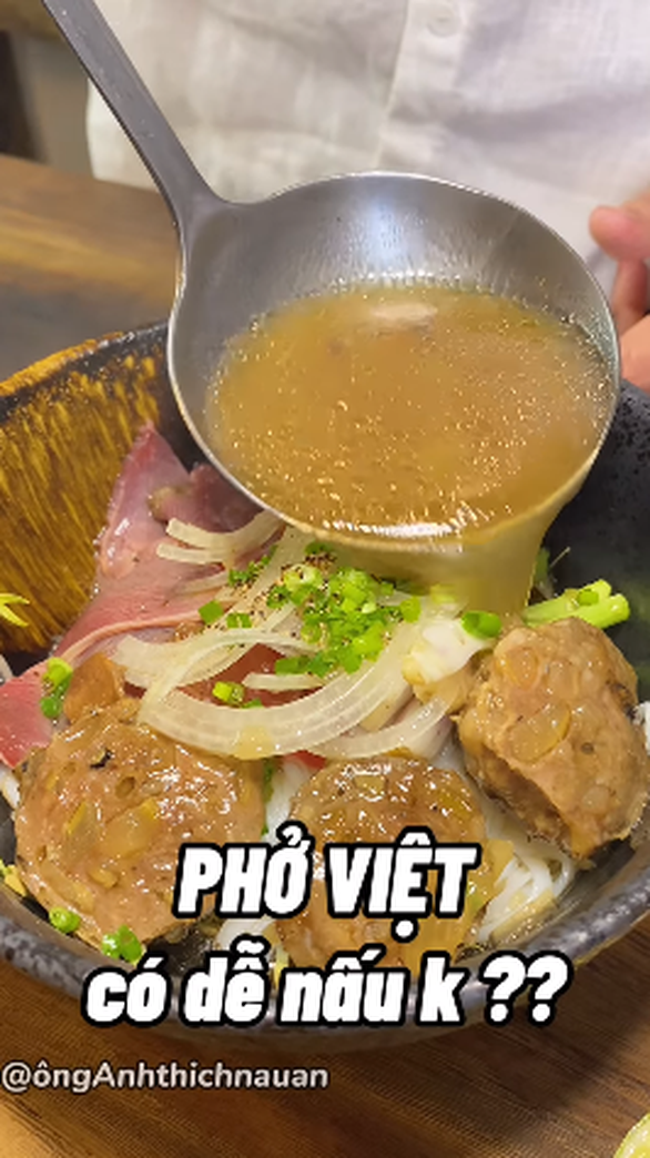 YouTuber người Nhật, người Việt đồng loạt đi ăn phở, nấu phở trong ngày 12-12 - Ảnh 3. YouTuber người Nhật, người Việt đồng loạt đi ăn phở, nấu phở trong ngày 12-12 - Ảnh 3.