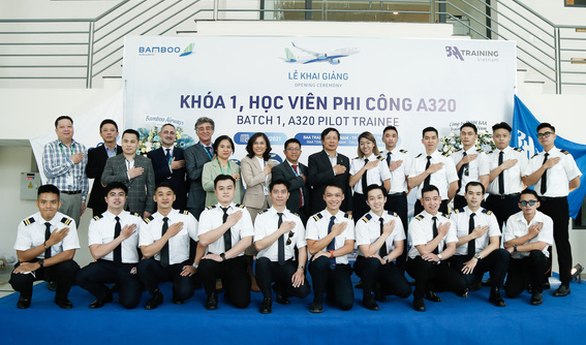 Bamboo Airways khai giảng khóa học viên phi công máy bay Airbus A320 đầu tiên - Ảnh 1.