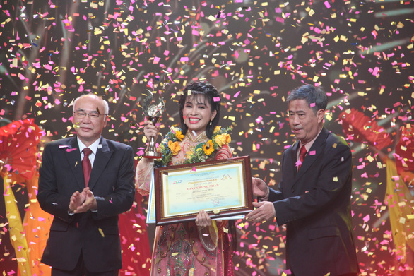 Lê Thị Diệu Hiền bất ngờ đoạt Chuông vàng vọng cổ 2021 - Ảnh 1.