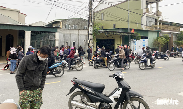 Nhà 2 tầng ở TP Vinh nứt toác sau tiếng nổ lớn, nghi do pháo tự chế - Ảnh 2.