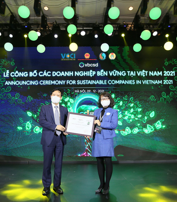 AES Mông Dương được vinh danh trong Top 100 Doanh nghiệp bền vững nhất 2021 - Ảnh 1.