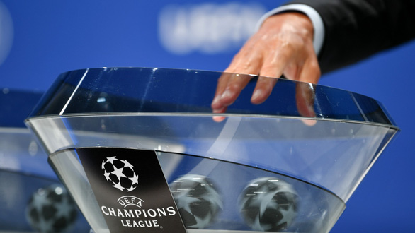Bốc thăm vòng 16 đội Champions League: PSG gặp Man United, Messi chạm trán Ronaldo - Ảnh 1.