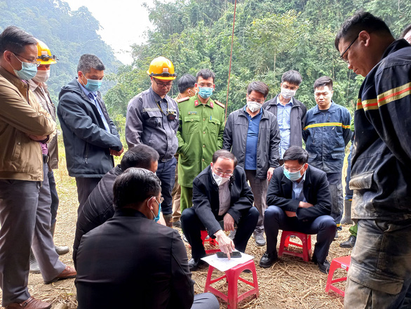 Tạm dừng tìm kiếm 2 phu vàng mắc kẹt trong hang sâu 400m - Ảnh 1.