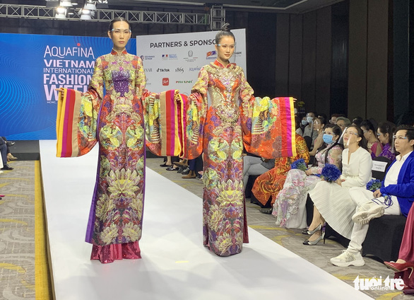 Tuần lễ thời trang quốc tế Việt Nam đưa cải lương tuồng cổ lên sàn diễn - Ảnh 5.