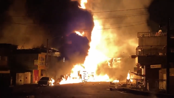 Haiti: Xe bồn né xe máy rồi phát nổ, 50 người bị thiêu sống - Ảnh 1.