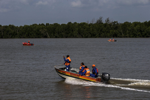 Tàu chở 60 người di cư Indonesia gặp nạn ngoài khơi Malaysia - Ảnh 1.