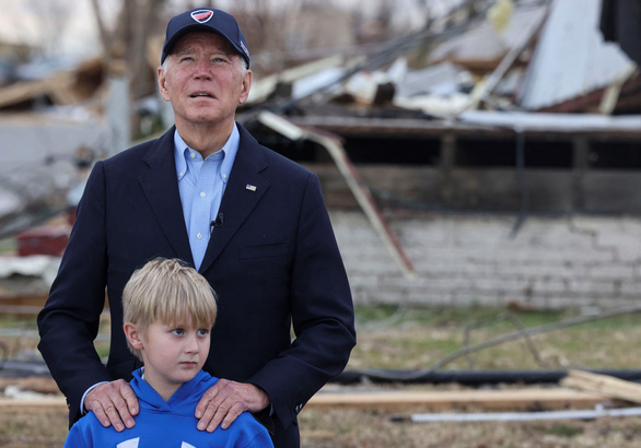 Tổng thống Biden thăm bang Kentucky sau trận lốc xoáy lịch sử - Ảnh 1.