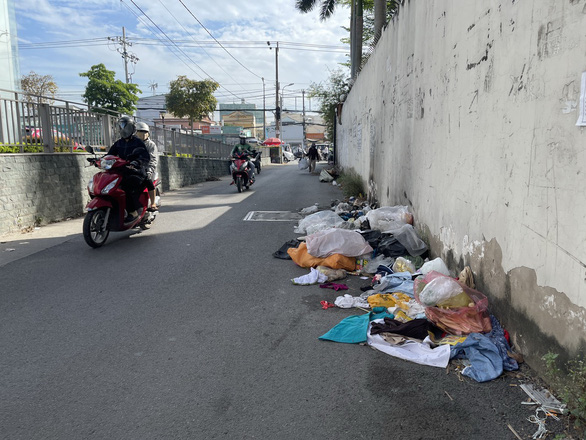 Diễn đàn Môi trường nơi tôi sống: Chính quyền phường đau đầu vì nạn đổ rác trộm - Ảnh 1.