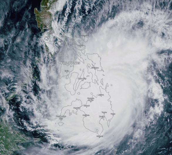 Chiều mai siêu bão Rai gió giật cấp 17 vào Biển Đông, Thủ tướng yêu cầu ứng phó khẩn cấp - Ảnh 2.