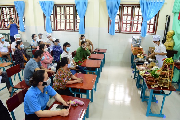 Hoa hồi vàng Ngày của phở dạy nấu ăn trên đảo Thiềng Liềng - Ảnh 3. Hoa hồi vàng Ngày của phở dạy nấu ăn trên đảo Thiềng Liềng - Ảnh 3.