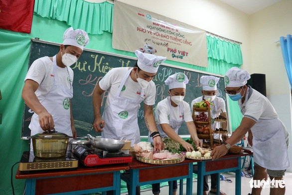 Hoa hồi vàng Ngày của phở dạy nấu ăn trên đảo Thiềng Liềng - Ảnh 1. Hoa hồi vàng Ngày của phở dạy nấu ăn trên đảo Thiềng Liềng - Ảnh 1.