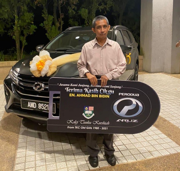 Malaysia: Thầy giáo nghỉ hưu, học trò góp tiền mua tặng ôtô - Ảnh 1.