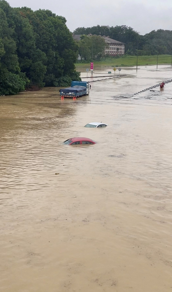 Bang giàu có nhất Malaysia bị mưa lũ nhấn chìm - Ảnh 2.