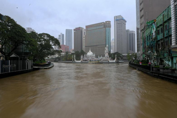 Bang giàu có nhất Malaysia bị mưa lũ nhấn chìm - Ảnh 3.
