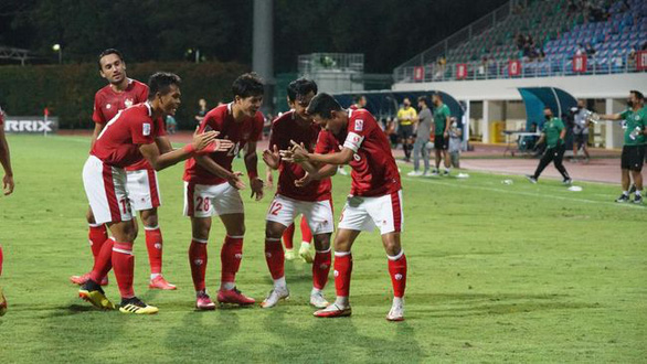 Lội ngược dòng đánh bại Malaysia, Indonesia vào bán kết gặp Singapore - Ảnh 1.