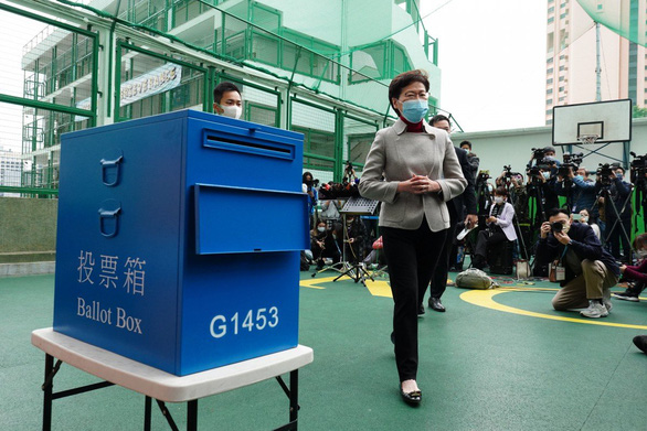 Người dân Hong Kong đi bầu Hội đồng Lập pháp - Ảnh 1.