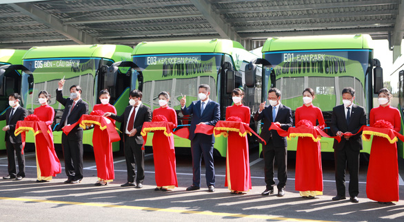 Khai trương tuyến xe buýt điện đầu tiên ở Việt Nam - Ảnh 1.