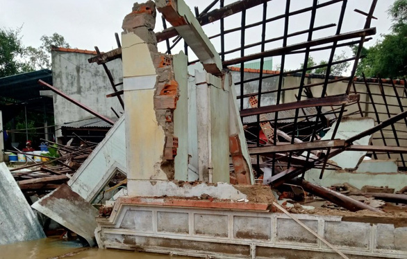 Người dân Bình Định xót xa nhìn nhà đổ sập vì ngập lụt - Ảnh 8.