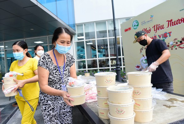 Xe phở yêu thương đến Bệnh viện Ung bướu - Ảnh 1. Xe phở yêu thương đến Bệnh viện Ung bướu - Ảnh 1.