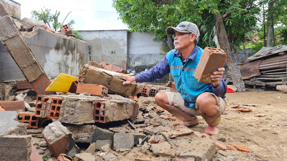 Người dân Bình Định xót xa nhìn nhà đổ sập vì ngập lụt - Ảnh 5.