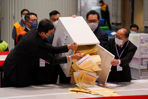 Tỉ lệ đi bầu ở Hong Kong chỉ 30% - Ảnh 1.