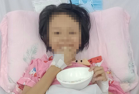 Bác sĩ Việt Nam ghép gan thành công cho bệnh nhi 7 tuổi - Ảnh 1.