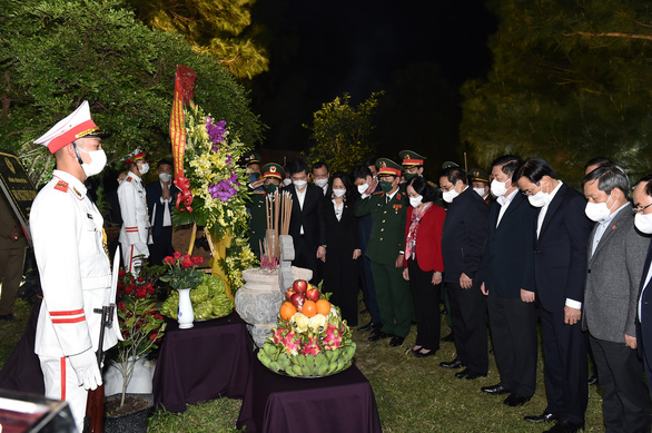 Thủ tướng Phạm Minh Chính dâng hương tưởng niệm Đại tướng Võ Nguyên Giáp - Ảnh 2.