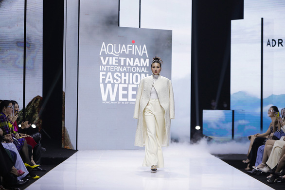 ​Thanh Hằng, Khánh Vân, Phương Khánh, Minh Tú diễn mở màn Tuần lễ thời trang quốc  tế Việt Nam 2021 - Ảnh 1.