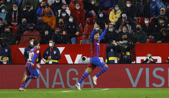 Không thắng nổi 10 người Sevilla, Barca lỡ cơ hội vào top 4 - Ảnh 2.