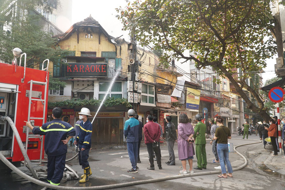 Cháy nhà 2 tầng trên phố Tôn Đức Thắng, lan sang phòng giao dịch ngân hàng bên cạnh - Ảnh 2.