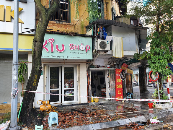 Cháy nhà 2 tầng trên phố Tôn Đức Thắng, lan sang phòng giao dịch ngân hàng bên cạnh - Ảnh 4.