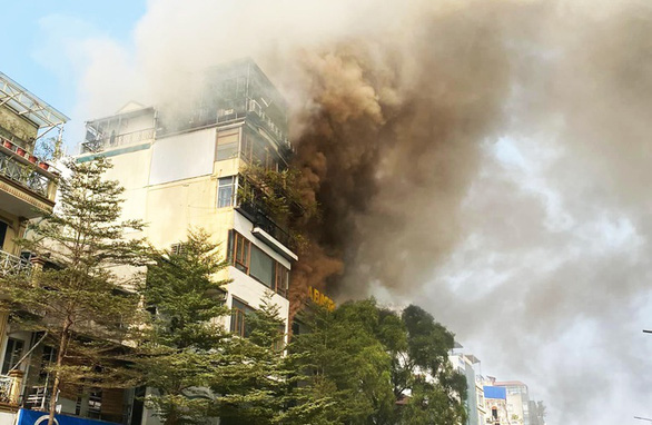 Cháy nhà 2 tầng trên phố Tôn Đức Thắng, lan sang phòng giao dịch ngân hàng bên cạnh - Ảnh 1.