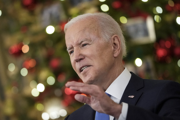 Công bố kế hoạch đối phó Omicron, Tổng thống Biden nhắc đến ông Trump - Ảnh 1.