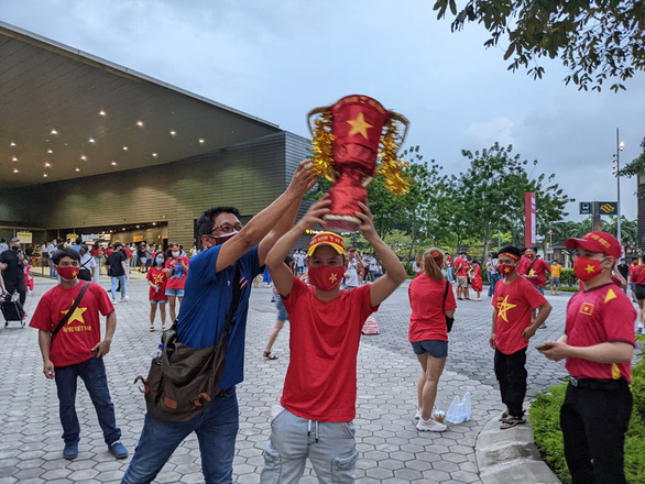 Sân vận động quốc gia Singapore đỏ rực màu áo CĐV Việt Nam - Ảnh 4.