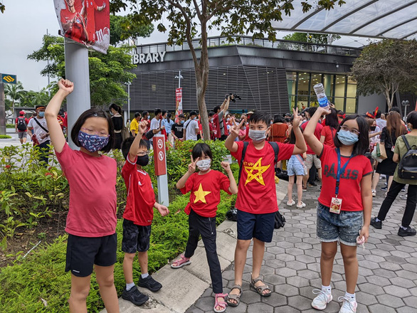 Sân vận động quốc gia Singapore đỏ rực màu áo CĐV Việt Nam - Ảnh 2.