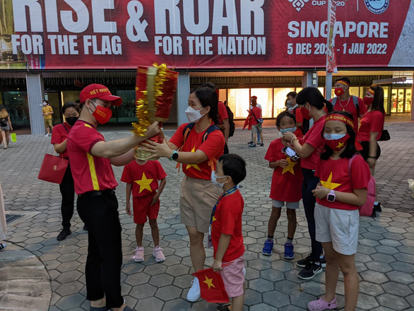 Sân vận động quốc gia Singapore đỏ rực màu áo CĐV Việt Nam - Ảnh 5.