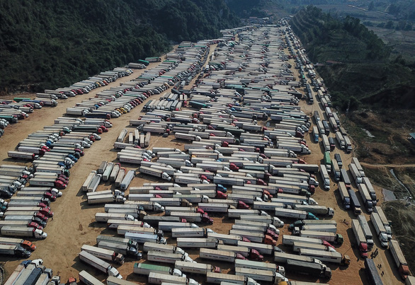 Bắt 2 cán bộ ở Lạng Sơn nhận hối lộ bán lốt xe xuất khẩu trong đợt hàng hóa ùn ứ cửa khẩu - Ảnh 1.
