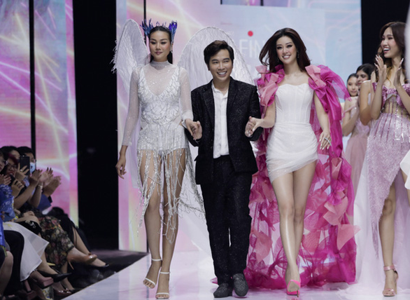 Hoa hậu, á hậu, siêu mẫu hội ngộ trong bộ sưu tập của Ivan Trần, Lê Long Dũng - Ảnh 5.