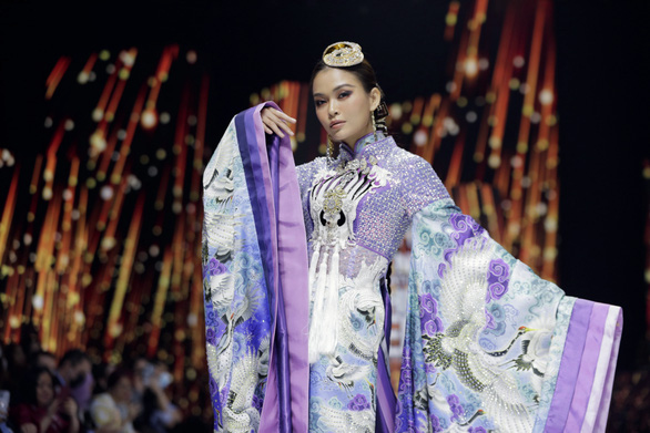 Hoa hậu, á hậu, siêu mẫu hội ngộ trong bộ sưu tập của Ivan Trần, Lê Long Dũng - Ảnh 7.