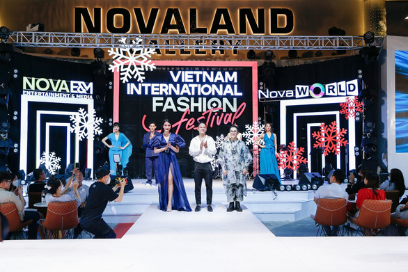 Thành Lộc cùng các người mẫu trình diễn tuần lễ Lễ hội thời trang quốc tế Việt Nam  - Ảnh 1.